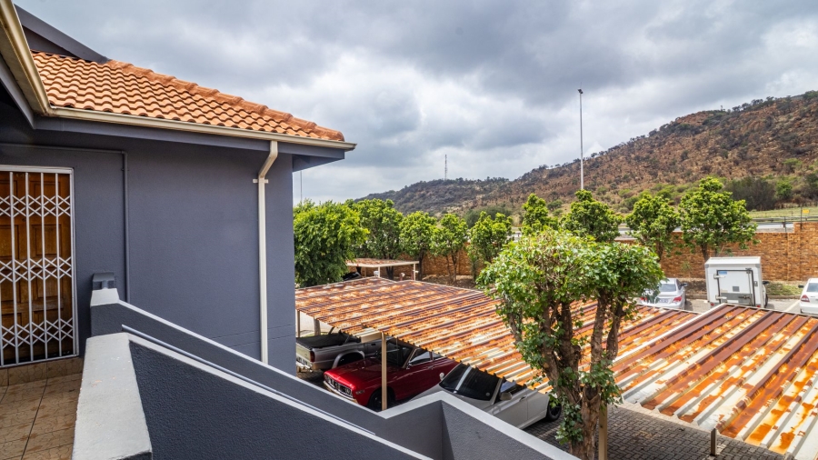 2 Bedroom Property for Sale in Linmeyer Gauteng