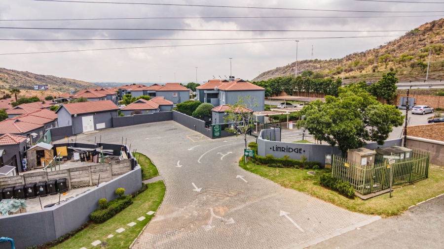 2 Bedroom Property for Sale in Linmeyer Gauteng