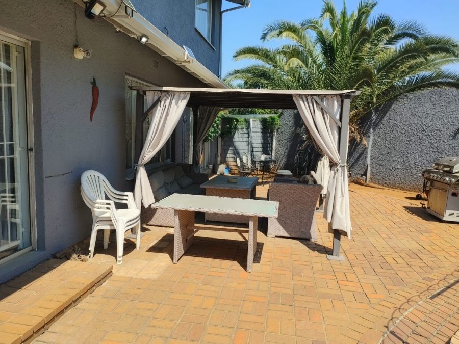 6 Bedroom Property for Sale in Dowerglen Gauteng