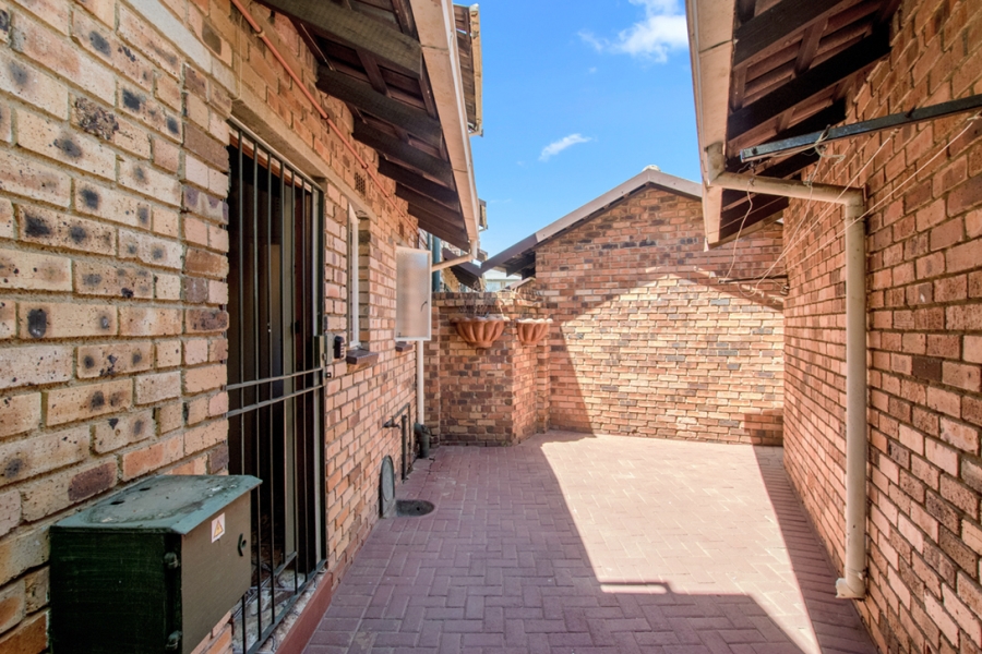 2 Bedroom Property for Sale in Lindhaven Gauteng