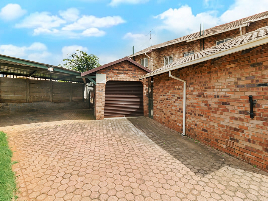 2 Bedroom Property for Sale in Lindhaven Gauteng