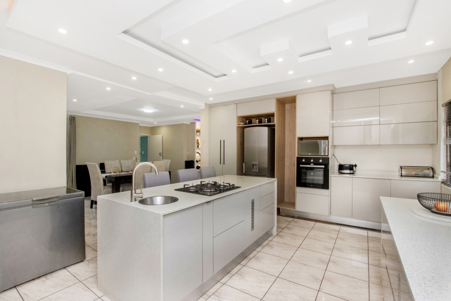 6 Bedroom Property for Sale in Noordwyk Gauteng