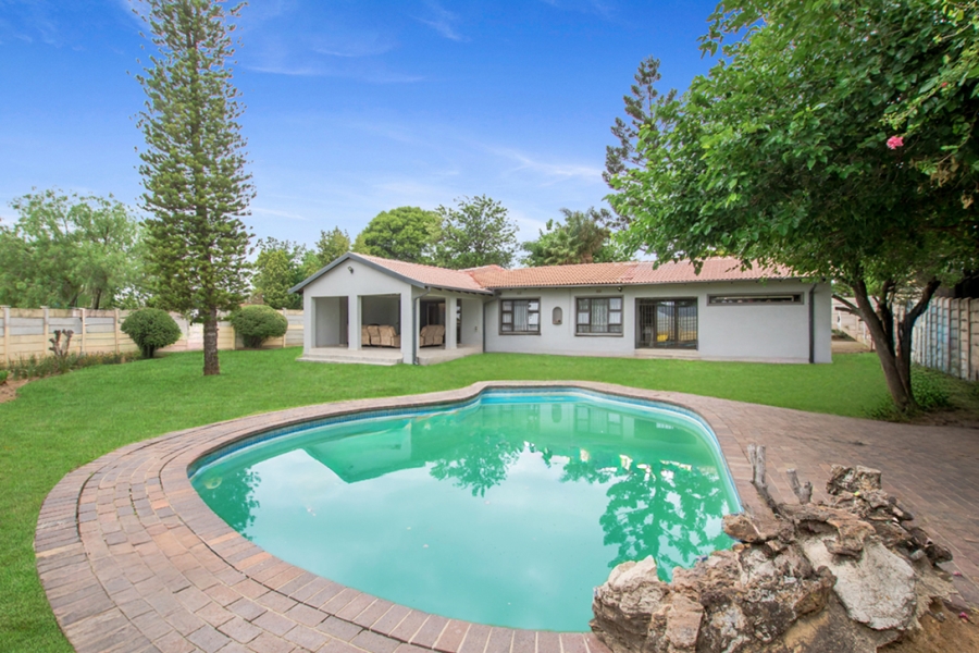 6 Bedroom Property for Sale in Noordwyk Gauteng