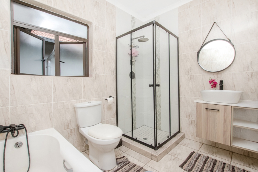 6 Bedroom Property for Sale in Noordwyk Gauteng