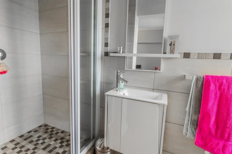 2 Bedroom Property for Sale in Sebenza Gauteng