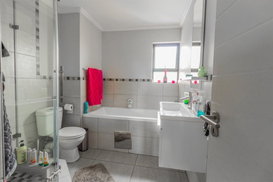 2 Bedroom Property for Sale in Sebenza Gauteng