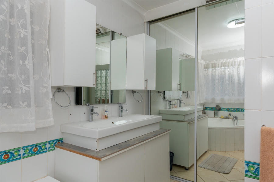 5 Bedroom Property for Sale in Rynfield Gauteng