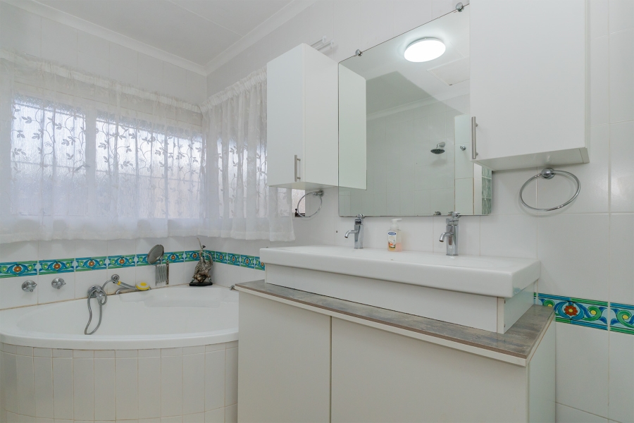 5 Bedroom Property for Sale in Rynfield Gauteng