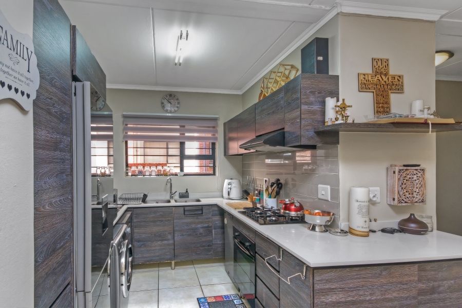 3 Bedroom Property for Sale in Oakdene Gauteng