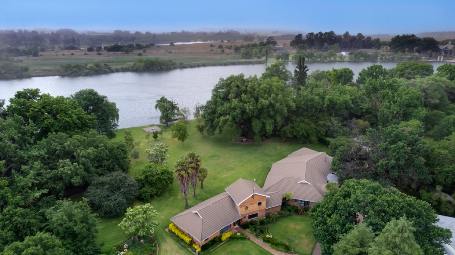 6 Bedroom Property for Sale in Marlbank Gauteng