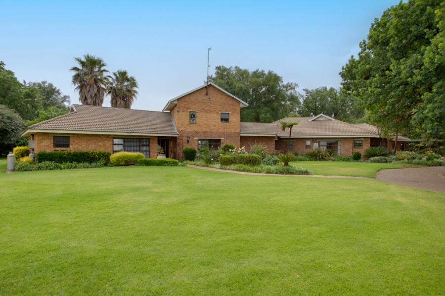 6 Bedroom Property for Sale in Marlbank Gauteng