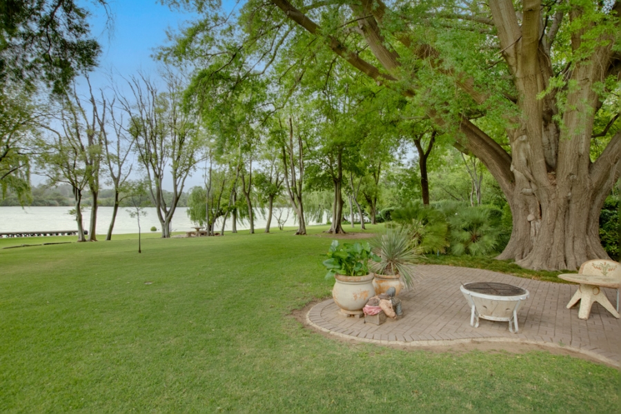 6 Bedroom Property for Sale in Marlbank Gauteng