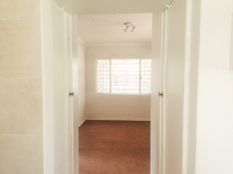 To Let 1 Bedroom Property for Rent in Fontainebleau Gauteng