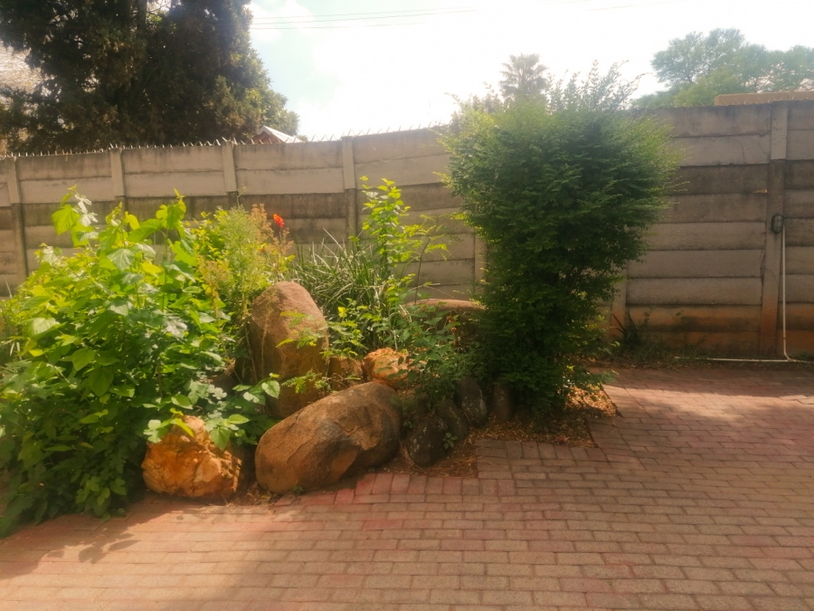 To Let 1 Bedroom Property for Rent in Fontainebleau Gauteng