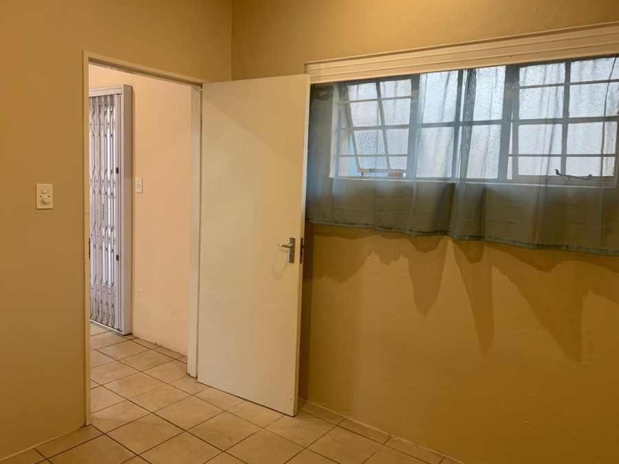 To Let 1 Bedroom Property for Rent in Fontainebleau Gauteng