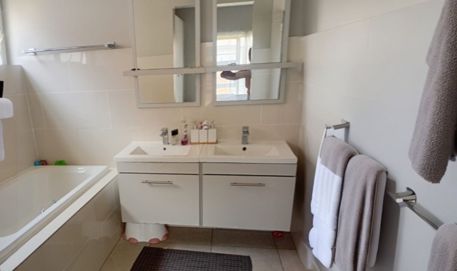 To Let 3 Bedroom Property for Rent in Amberfield Gauteng