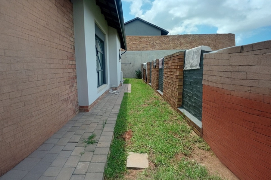 To Let 3 Bedroom Property for Rent in Amberfield Gauteng