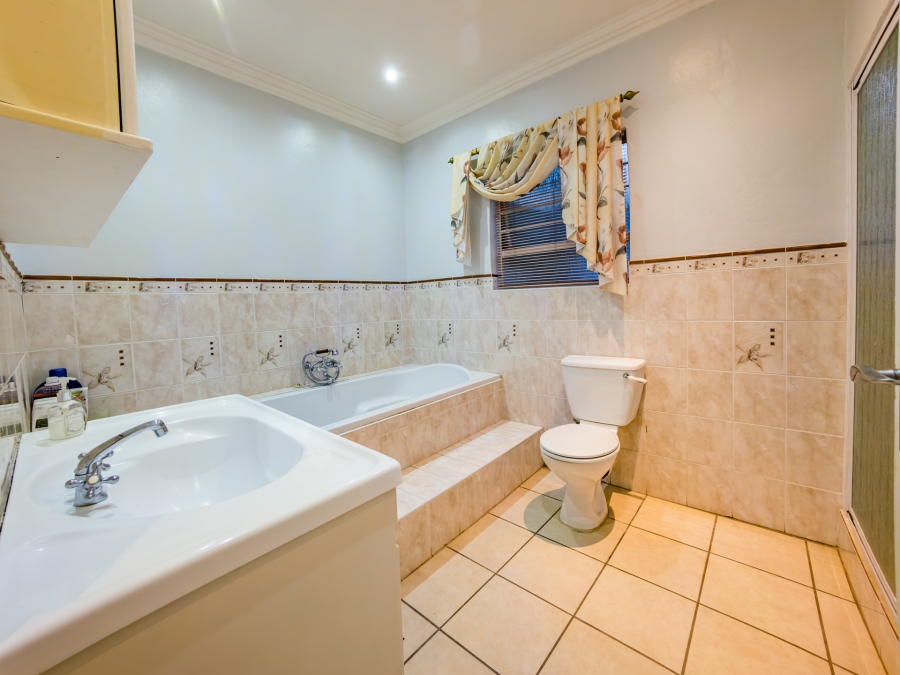 6 Bedroom Property for Sale in Noordheuwel Gauteng