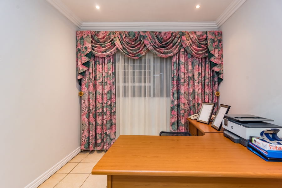 6 Bedroom Property for Sale in Noordheuwel Gauteng