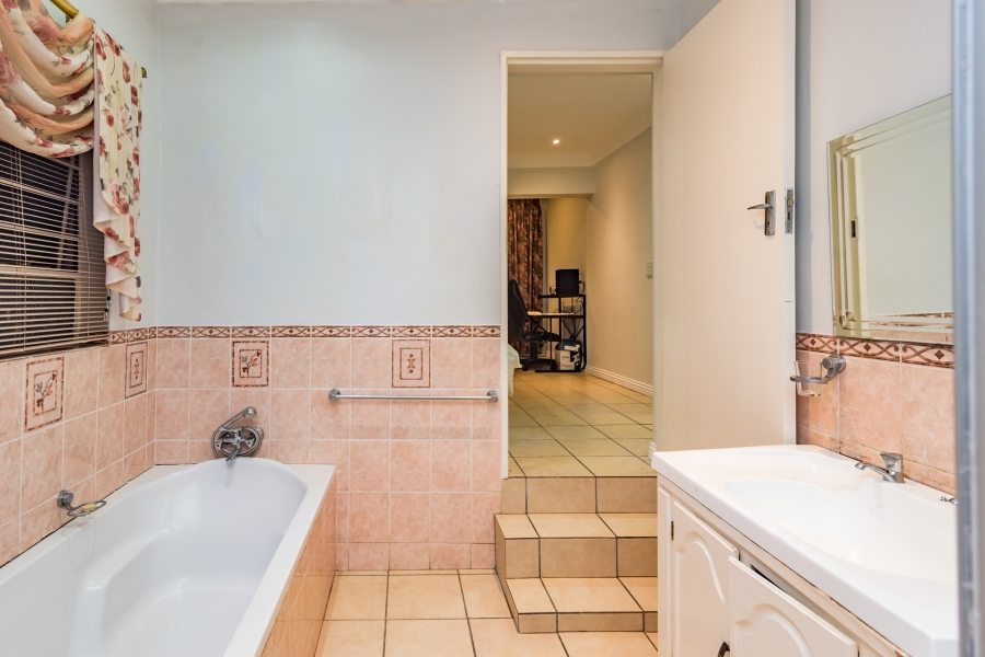 6 Bedroom Property for Sale in Noordheuwel Gauteng