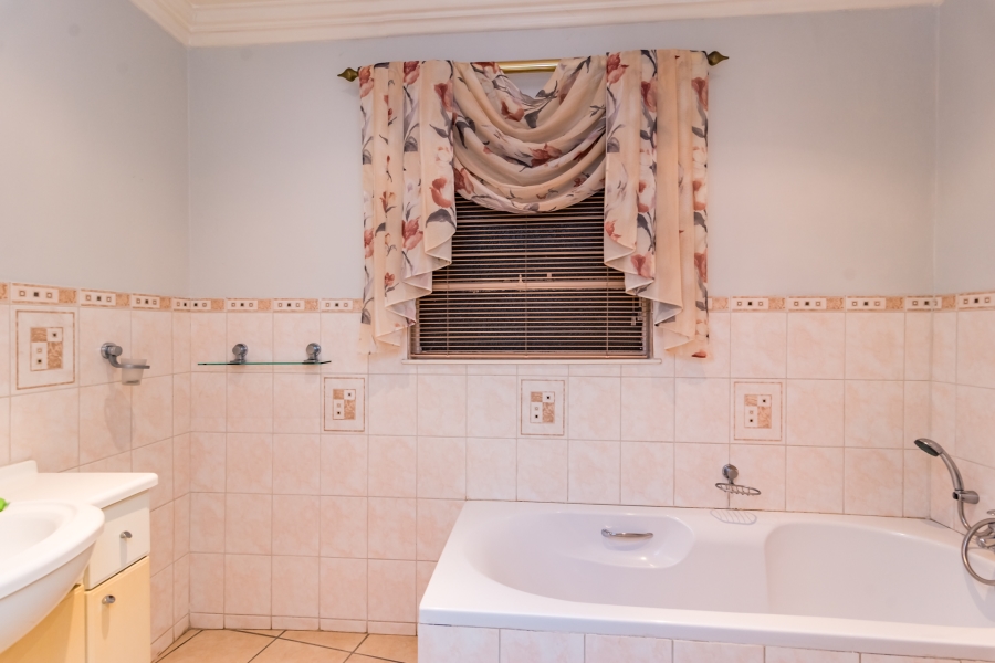 6 Bedroom Property for Sale in Noordheuwel Gauteng