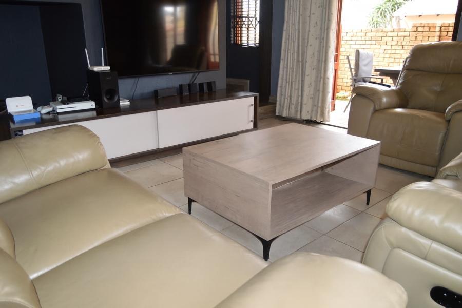 To Let 3 Bedroom Property for Rent in Willowbrook Gauteng