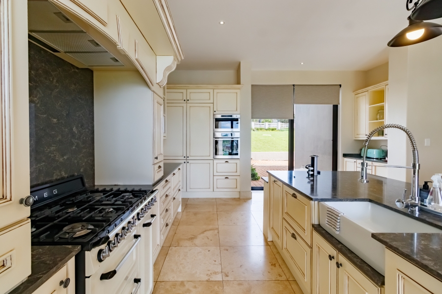 5 Bedroom Property for Sale in Blue Hills Gauteng