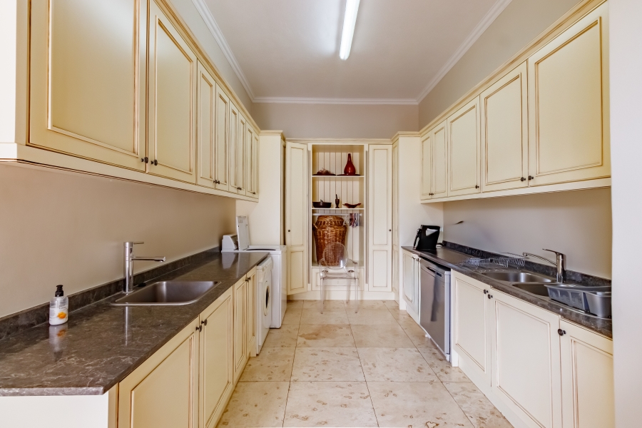 5 Bedroom Property for Sale in Blue Hills Gauteng