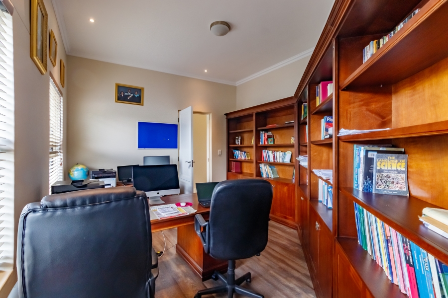 5 Bedroom Property for Sale in Blue Hills Gauteng