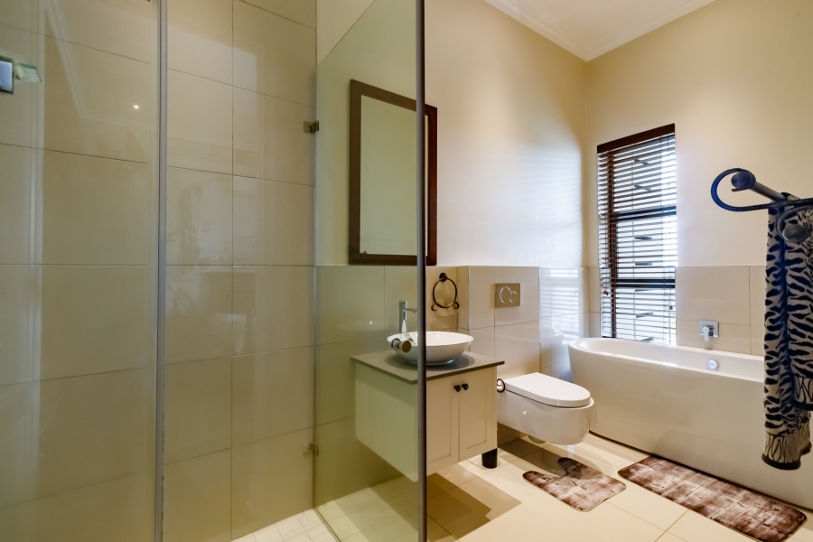 5 Bedroom Property for Sale in Blue Hills Gauteng