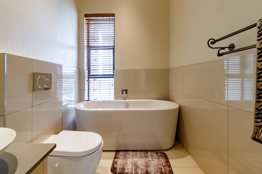 5 Bedroom Property for Sale in Blue Hills Gauteng