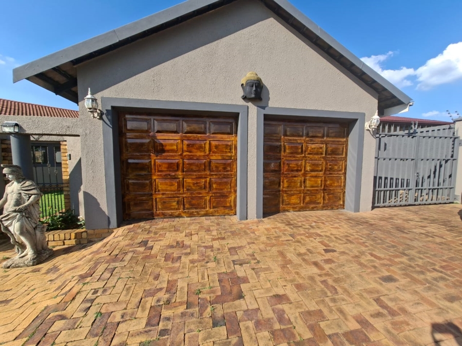 6 Bedroom Property for Sale in Dalpark Gauteng