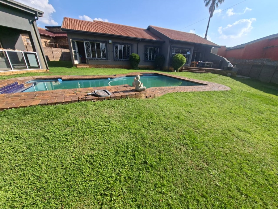 6 Bedroom Property for Sale in Dalpark Gauteng