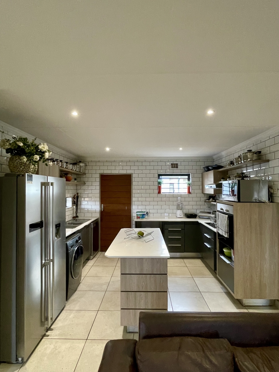 To Let 3 Bedroom Property for Rent in Lion Pride Gauteng