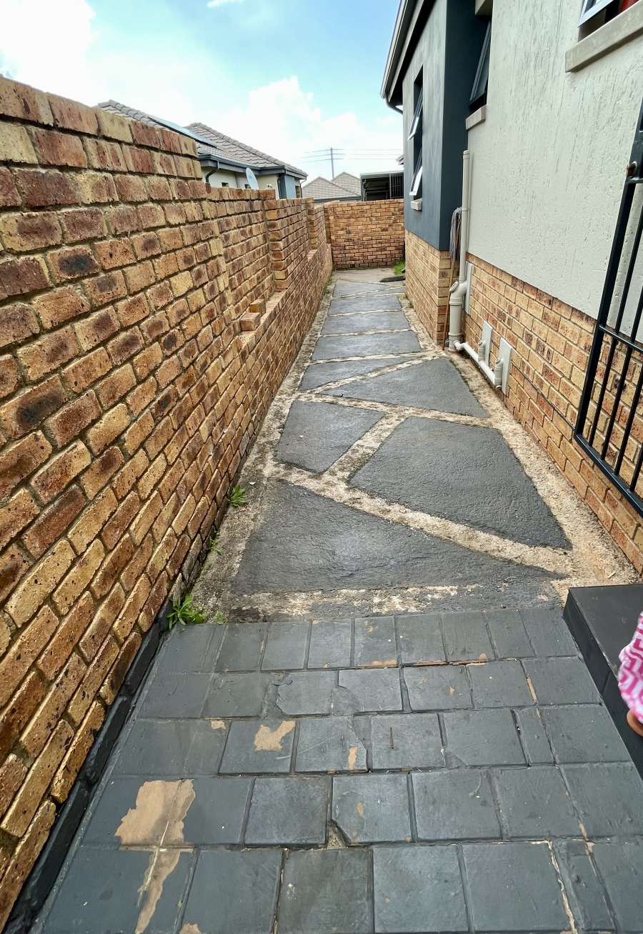 To Let 3 Bedroom Property for Rent in Lion Pride Gauteng