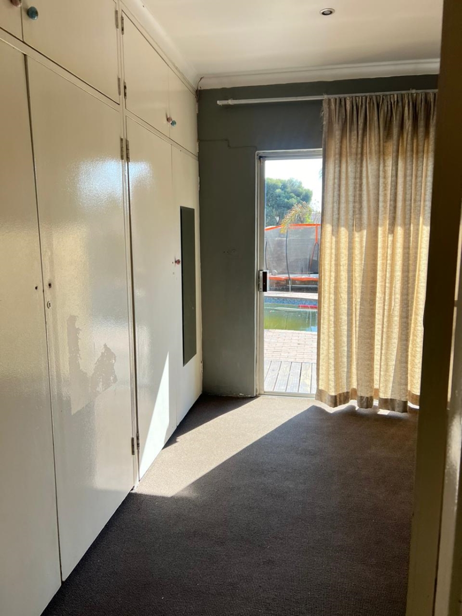 4 Bedroom Property for Sale in Glen Marais Gauteng