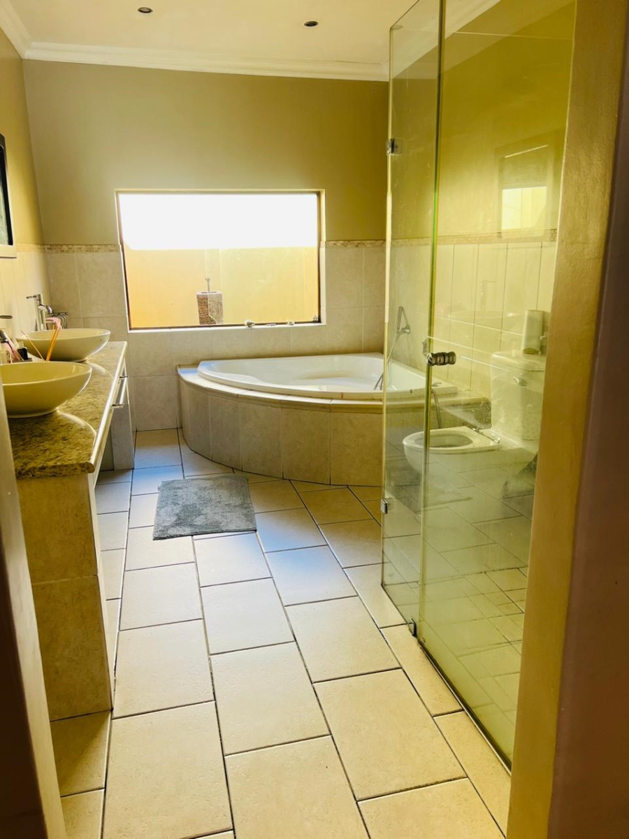 4 Bedroom Property for Sale in Glen Marais Gauteng