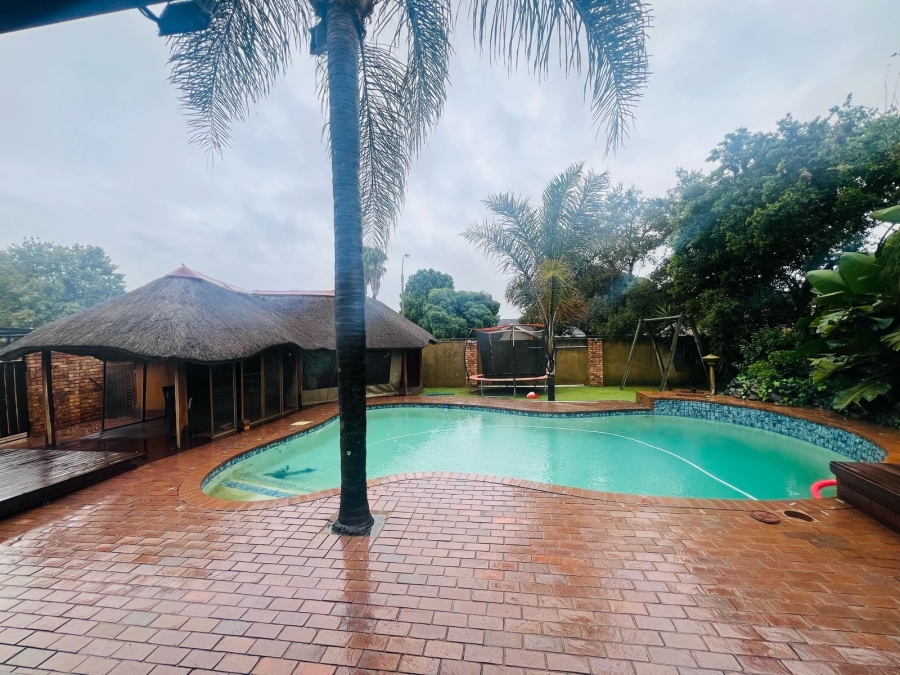 4 Bedroom Property for Sale in Glen Marais Gauteng