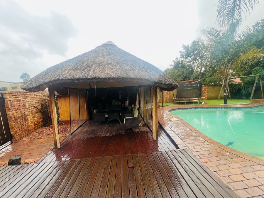 4 Bedroom Property for Sale in Glen Marais Gauteng