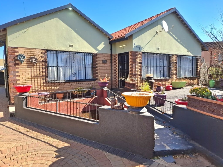 4 Bedroom Property for Sale in Toekomsrus Gauteng
