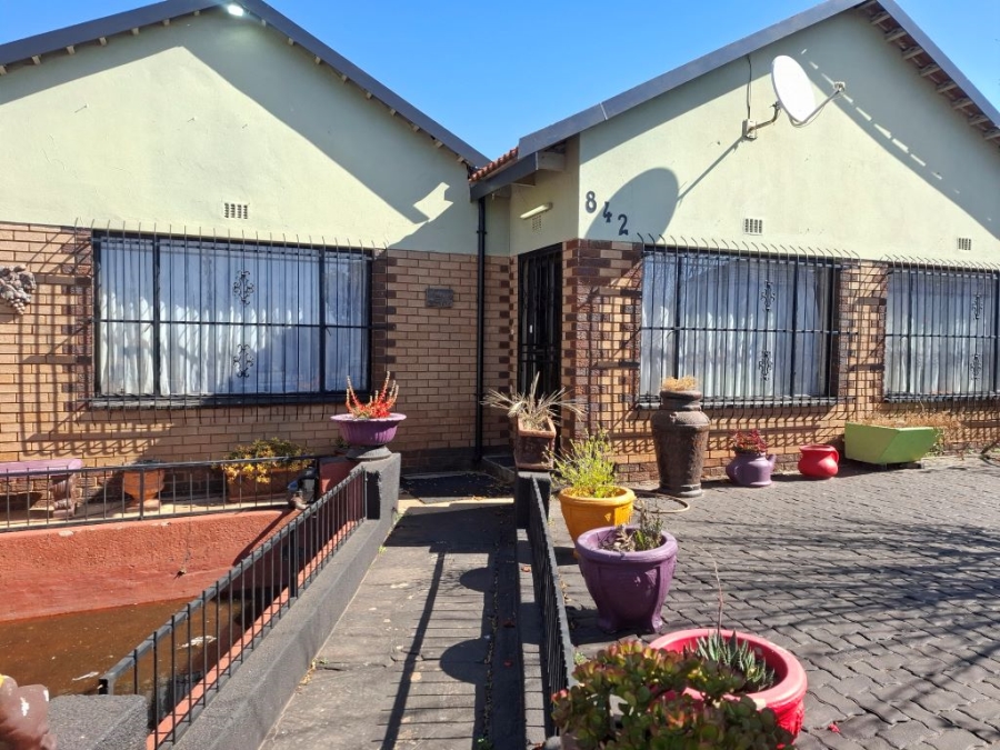 4 Bedroom Property for Sale in Toekomsrus Gauteng