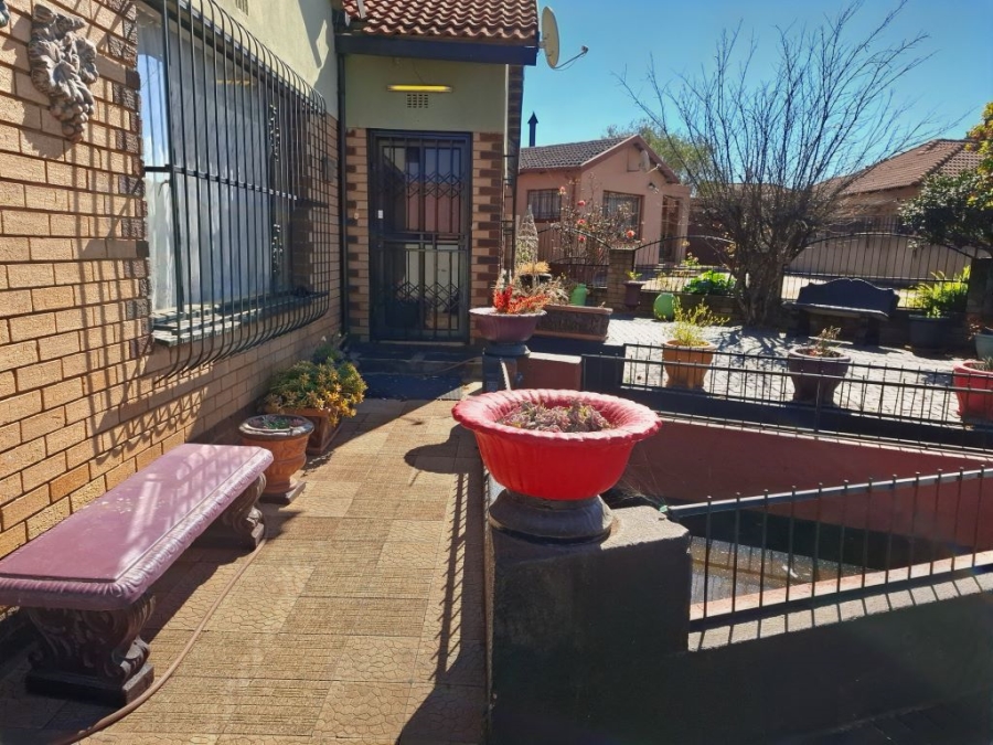 4 Bedroom Property for Sale in Toekomsrus Gauteng