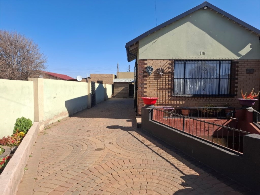 4 Bedroom Property for Sale in Toekomsrus Gauteng