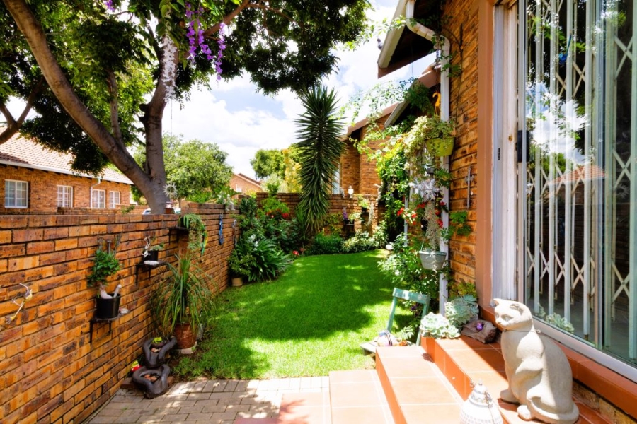 2 Bedroom Property for Sale in Wilgeheuwel Gauteng