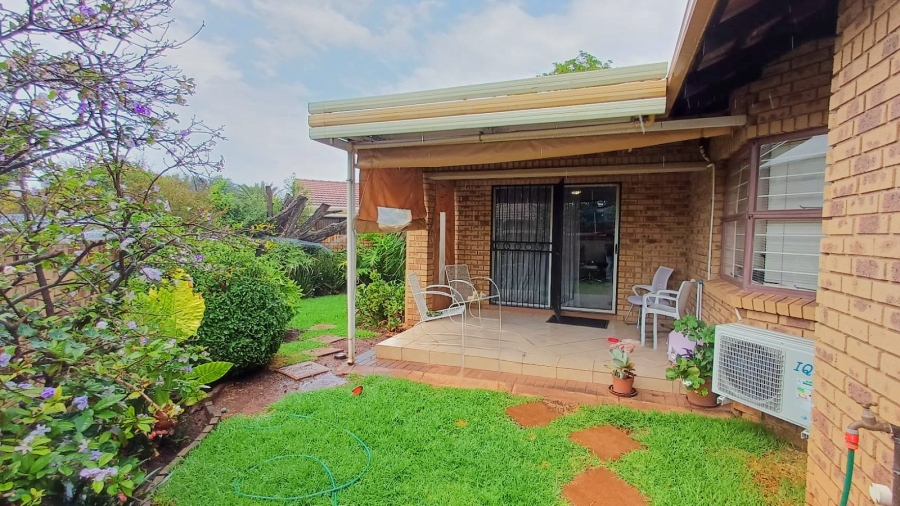 3 Bedroom Property for Sale in Die Hoewes Gauteng