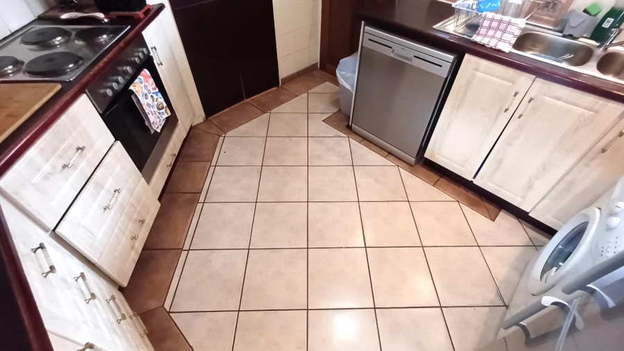 3 Bedroom Property for Sale in Die Hoewes Gauteng