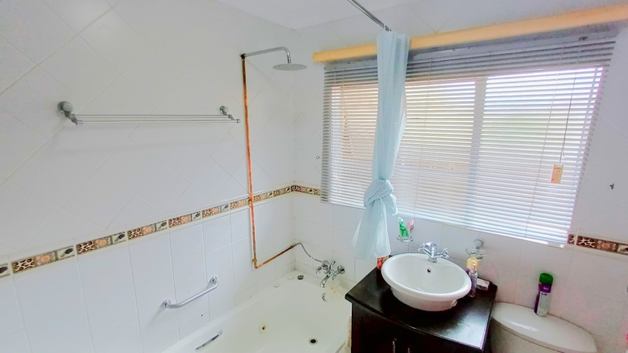 3 Bedroom Property for Sale in Die Hoewes Gauteng