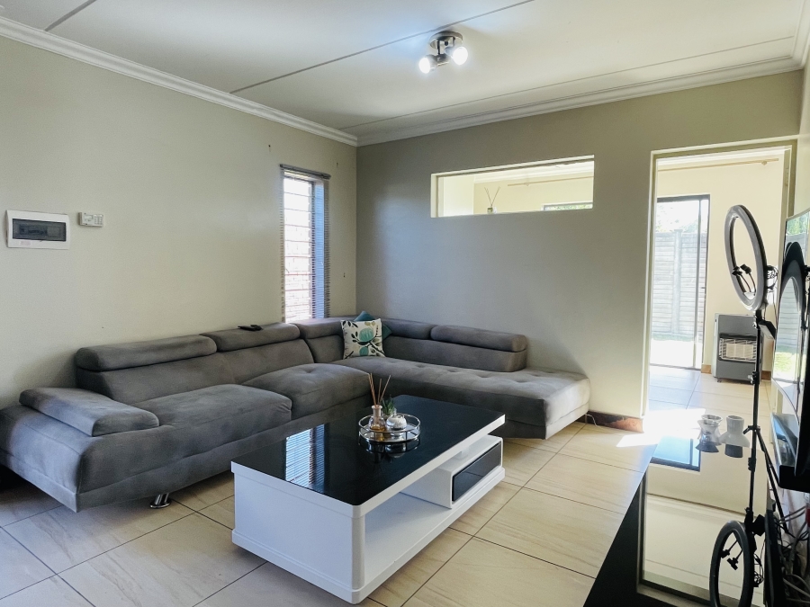 2 Bedroom Property for Sale in Andeon AH Gauteng