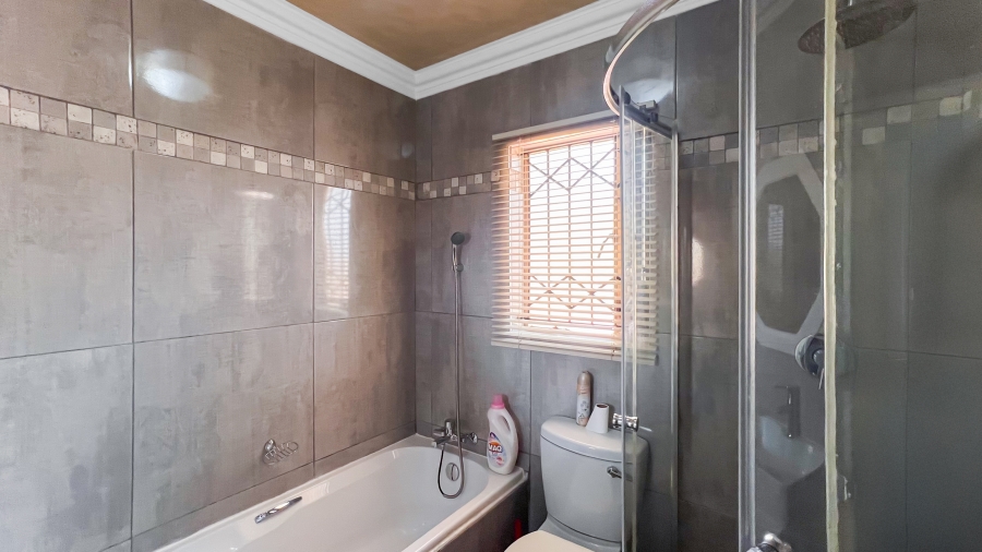 3 Bedroom Property for Sale in Mondeor Gauteng