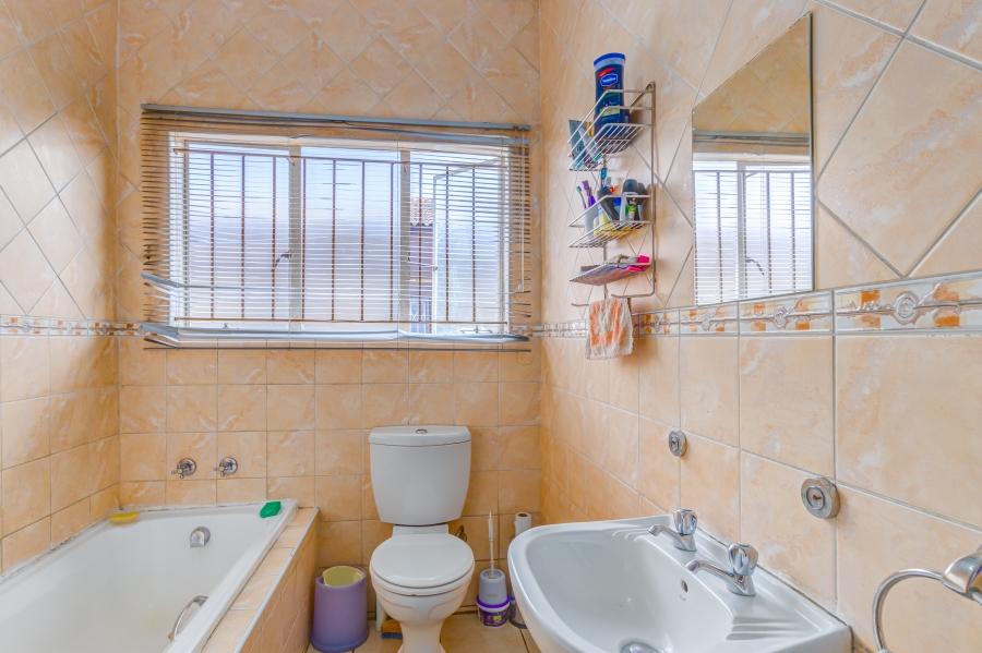 3 Bedroom Property for Sale in Noordwyk Gauteng